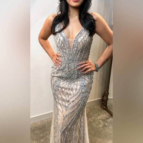 Elegant gown - Picture 2 of 6